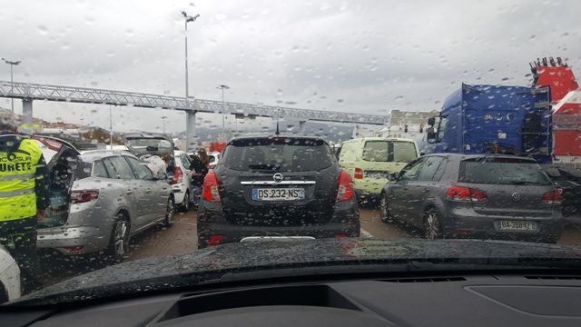 En attente d'embarquement sous la pluie