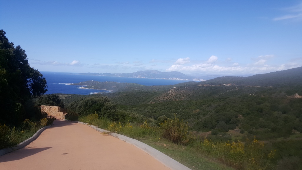 La route vers la plage de Capo di Moro
