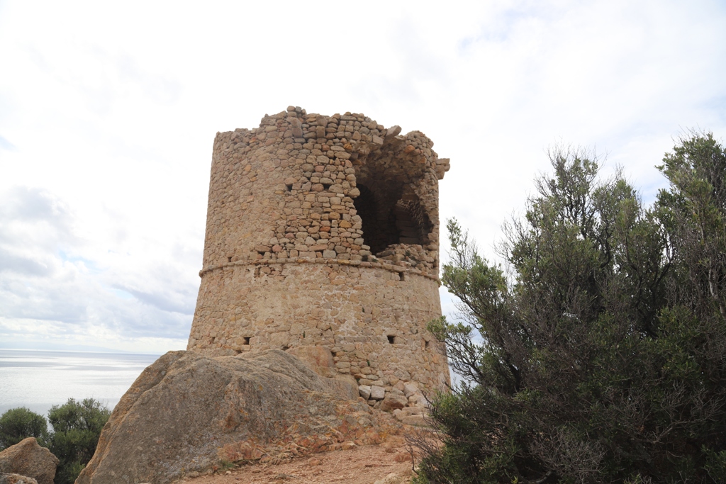 La tour de Roccapina de très pres