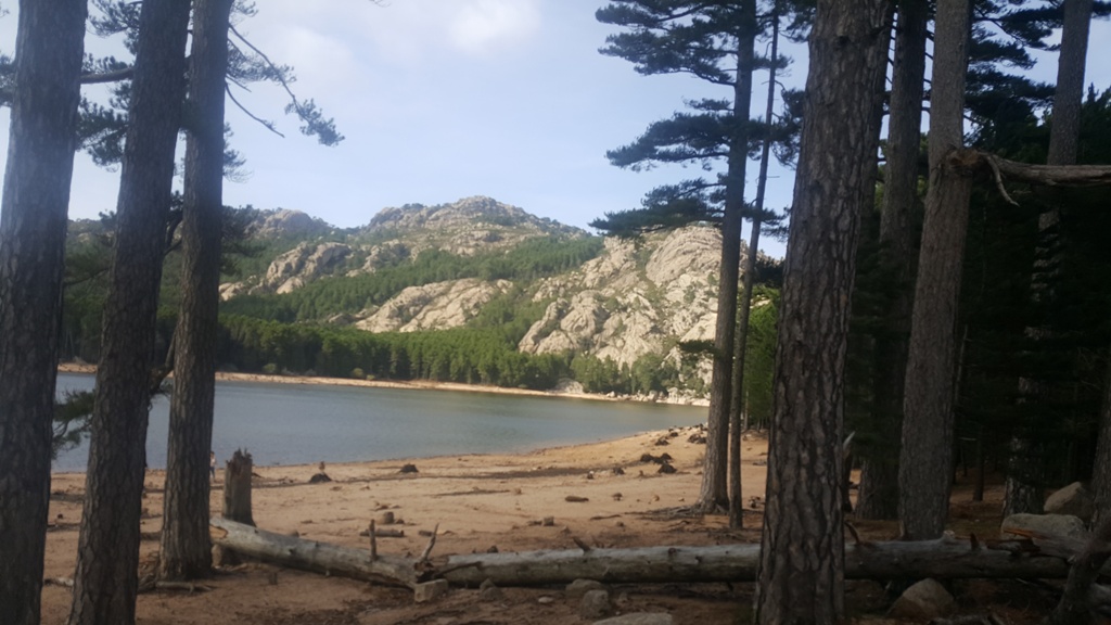 Vue sur le réservoir barrage en haut du col