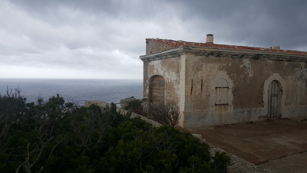 Derrière le phare de Pertusato, les Bouches de Bonifacio sous un ciel menaçant