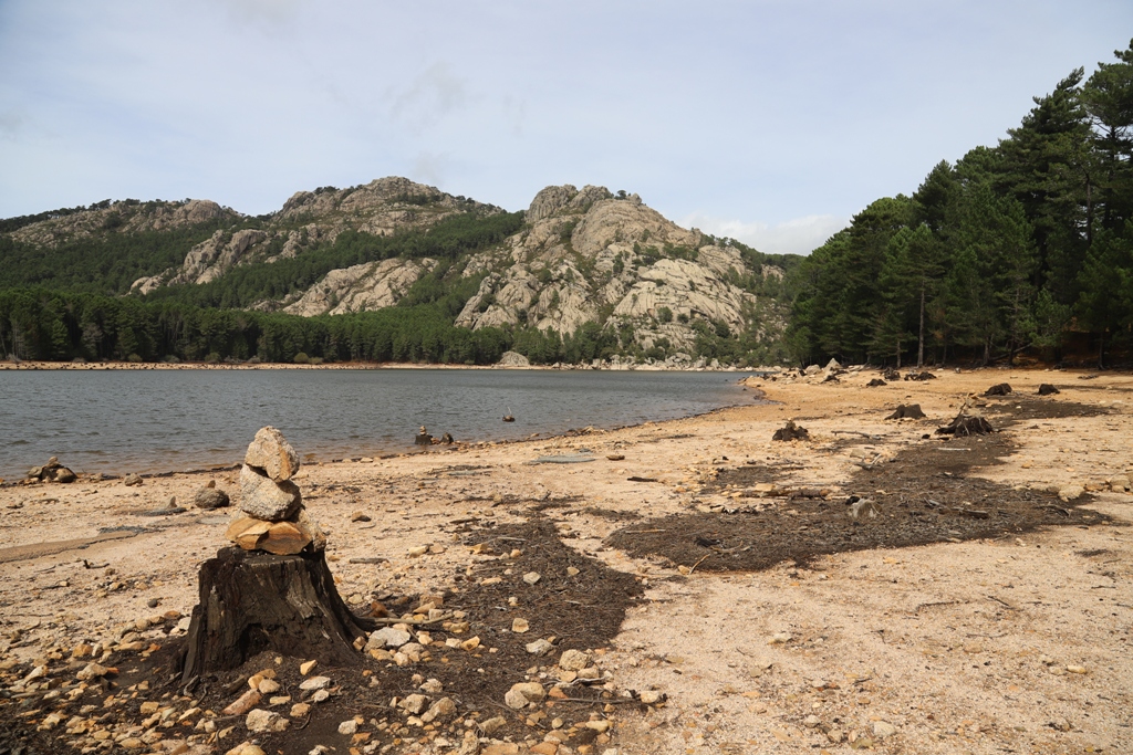 Cairn près du réservoir barrage