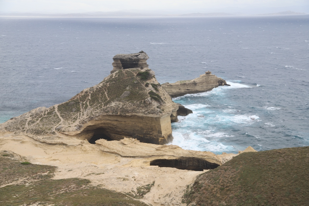 La grotte saint Antoine et le trou sur la plage