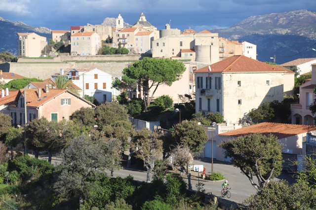La citadelle de Calvi et un cycliste miniature